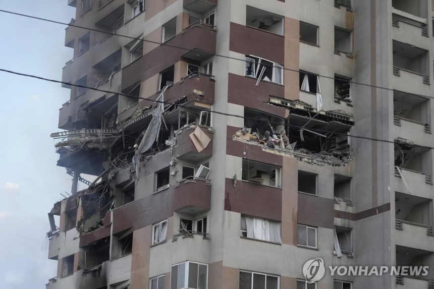 13일(현지시간) 이스라엘의 공격으로 파괴된 아파트 건물
[AP=연합뉴스 자료사진. 재판매 및 DB 금지]