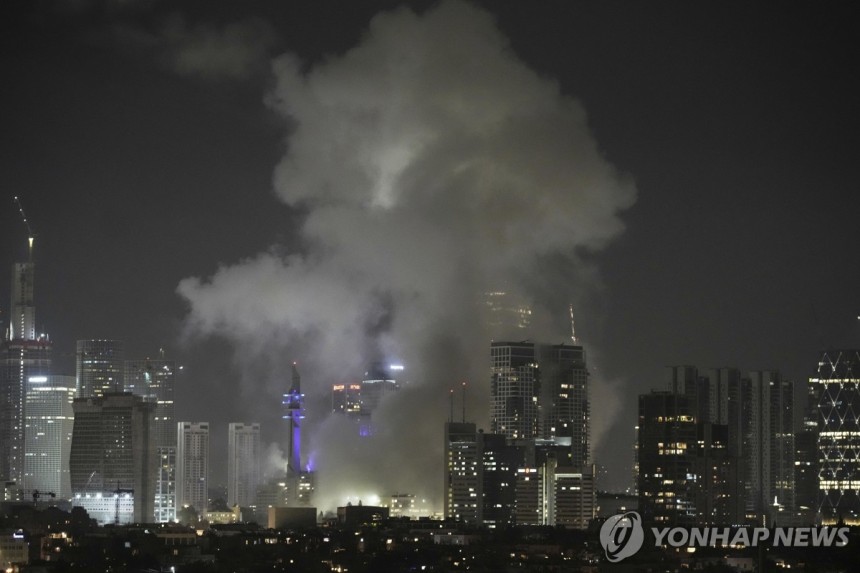 텔아비브에 연기가 피어오르는 모습
[AP 연합뉴스]