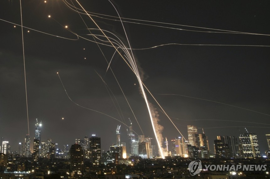 텔아비브 상공 '아이언돔' 작동
(텔아비브 AP=연합뉴스) 13일(현지시간) 밤 이스라엘 중심도시 텔아비브 상공에서 이란 미사일을 격추하기 위한 아이언돔 방공망이 작동하고 있다. photo@yna.co.kr