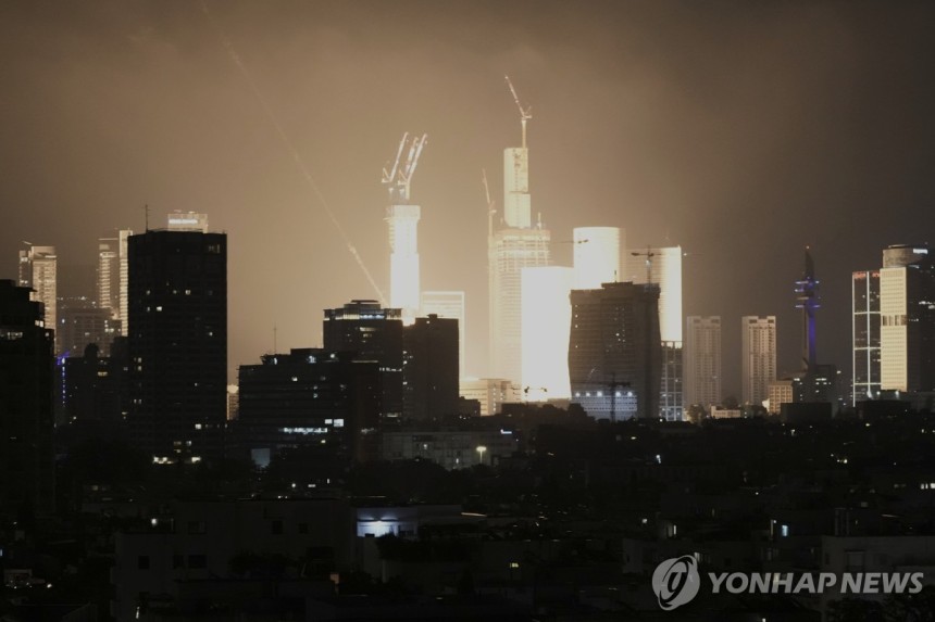텔아비브 시내의 폭발
(텔아비브 AP=연합뉴스) 이란이 발사한 미사일이 14일(현지시간) 텔아비브에서 폭발하면서 발생한 섬광 2025.6.14 photo@yna.co.kr