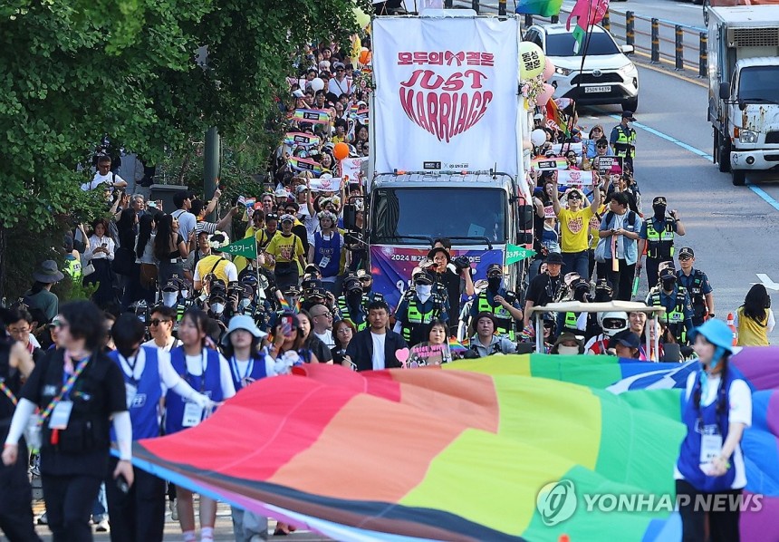 무지갯빛 행진하는 서울퀴어퍼레이드 참가자들
(서울=연합뉴스) 김도훈 기자 = 지난해 6월 1일 오후 서울퀴어퍼레이드 참가자들이 서울 종로구 종각역을 출발해 삼일대로를 지나 을지로 방면으로 행진하고 있다. 2024.6
