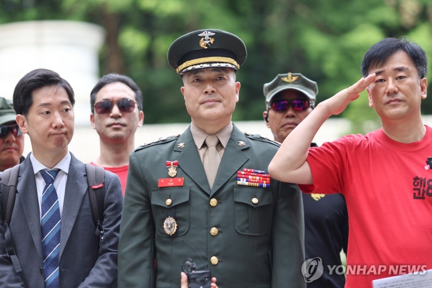 2심 첫 공판 출석 앞두고 기자회견 하는 박정훈 대령
(서울=연합뉴스) 윤동진 기자 = 해병대 채모 상병 순직 사건과 관련해 1심에서 무죄를 선고받은 박정훈 대령(전 해병대 수사단장)이 지난 13일 서초구 서울고등법