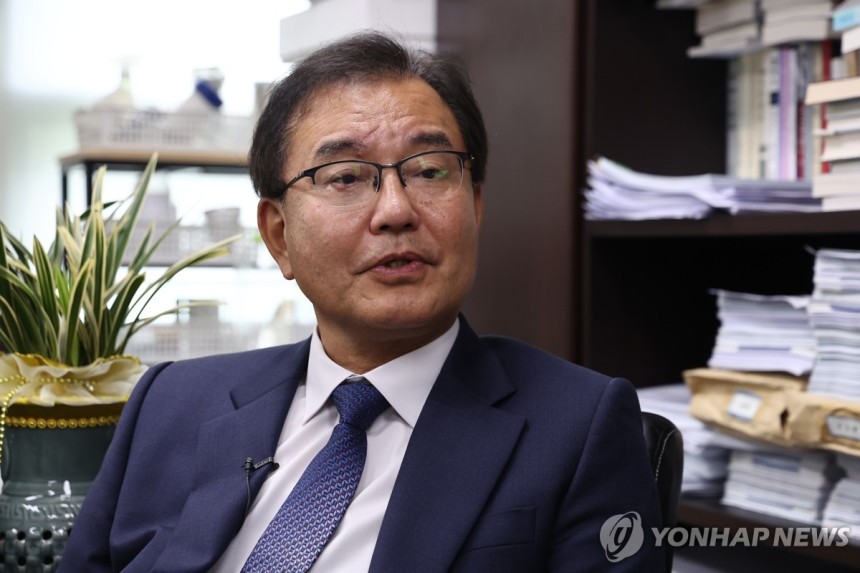 인터뷰하는 이명현 순직해병 특검
(서울=연합뉴스) 윤동진 기자 = 순직 해병 수사 방해 의혹 사건을 수사할 이명현 특별검사가 지난 13일 서울 서초동 사무실에서 취재진과 인터뷰를 하고 있다. 2025.6.13 mon