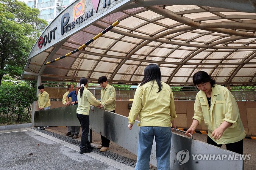 지하주차장 침수 차단 점검
(광주=연합뉴스) 조남수 기자 = 13일 오전 광주 북구 용봉동 한 아파트 지하주차장 입구에서 북구청과 행정복지센터 직원들이 장마대비 차수막 설치 점검하고 있다. 2025.6.13 iso6