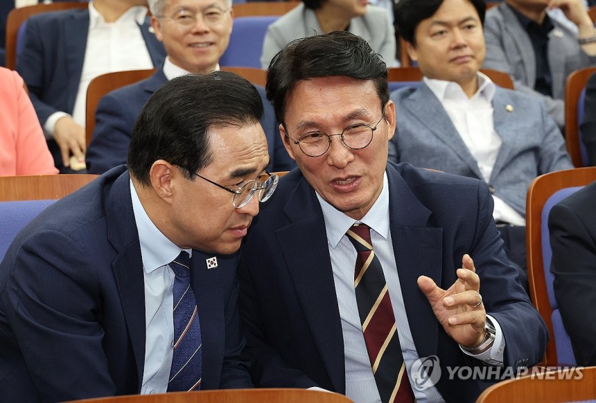 박홍근 의원과 대화하는 김민석 국무총리 후보자
(서울=연합뉴스) 김주형 기자 = 김민석 국무총리 후보자(오른쪽)가 전날 국회에서 열린 더불어민주당 원내대표 선출 의원총회에 참석해 박홍근 의원과 대화하고 있다. 202