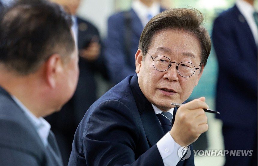 이재명 대통령, 접경지 주민 간담회
(파주=연합뉴스) 한상균 기자 = 이재명 대통령이 13일 경기도 파주시 장단면 행정복지센터에서 접경지 주민 간담회를 하고 있다. 2025.6.13 [대통령통신사진기자단] xyz@y