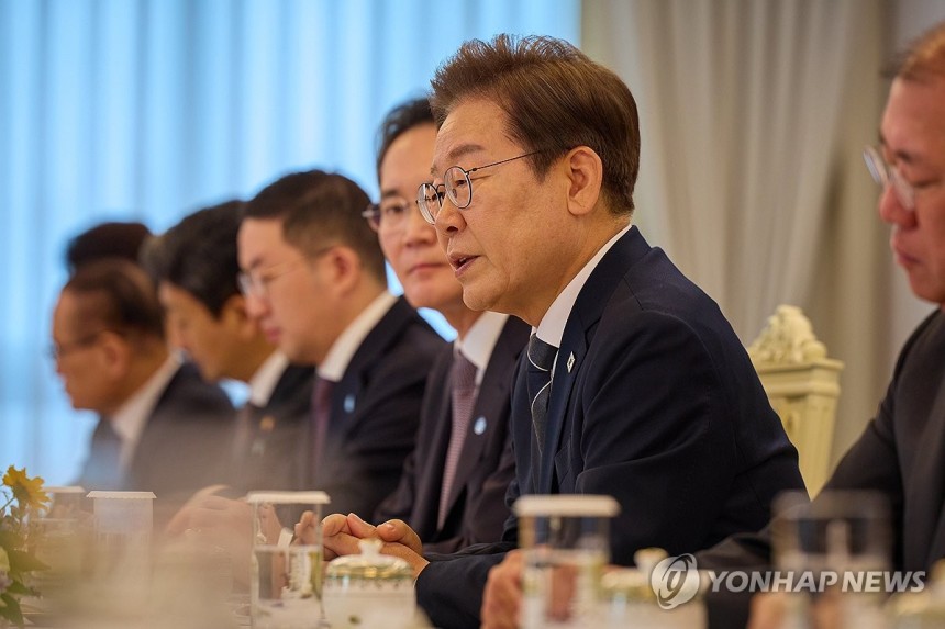 이재명 대통령이 13일 서울 용산 대통령실 청사에서 6경제단체·기업인 간담회를 하던 모습. [대통령실 제공. 재판매 및 DB 금지]