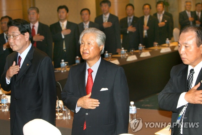 해외한민족대표자회의 이끈 박병헌 민단 단장
동포청 '세계한인회장대회'의 전신인 해외한민족대표자회의를 이끌었던 박병헌 전 민단 단장(사진 가운데). [연합뉴스 자료사진]