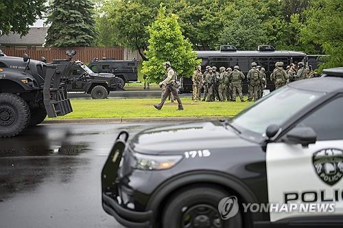 미네소타주 주의원 총격 피살 주변의 경찰
[브루클린파크&lt;미네소타주&gt; AP=연합뉴스. 재판매 및 DB 금지]