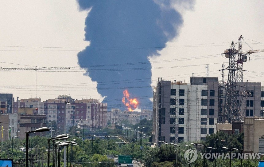 이스라엘에 공습받은 테헤란 남부 정유시설
[AFP 연합뉴스 자료사진 재판매 및 DB 금지]