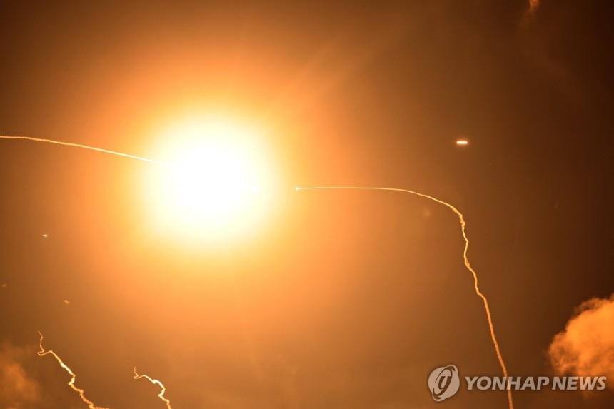 이란 탄도미사일을 요격하는 이스라엘 아이언돔 방공시스템
[EPA 연합뉴스 자료사진 재판매 및 DB 금지]