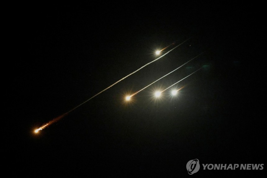 이란이 발사한 미사일이 이스라엘에서 요격되는 모습
[로이터 연합뉴스 자료사진]