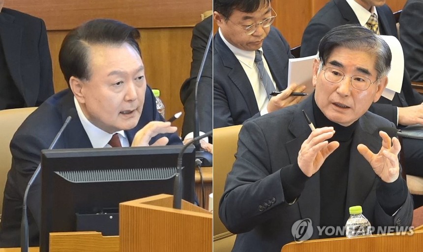 윤 대통령, 김용현 전 국방장관에게 직접 증인신문
(서울=연합뉴스) 윤석열 대통령이 23일 서울 종로구 헌법재판소에서 열린 본인의 탄핵심판 4차변론에서 증인으로 출석한 김용현 전 국방부 장관에게 직접 증인신문을 하자