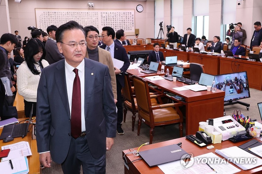 국회 법사위 파행
(서울=연합뉴스) 김주성 기자 = 26일 국회 법제사법위원회 전체회의에서 국민의힘 의원들이 더불어민주당 소속 정청래 위원장의 의사진행에 항의하며 회의장을 나가고 있다. 
    이날 법사위에서는 명