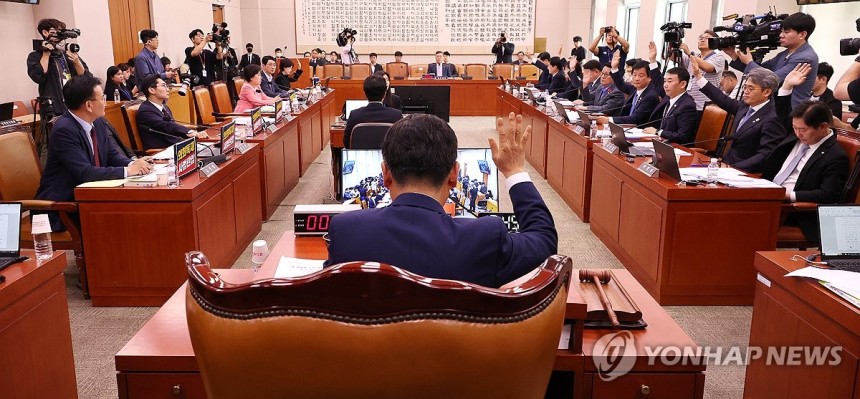 국회 법사위, 공직선거법 일부개정법률안 표결
(서울=연합뉴스) 김주형 기자 = 14일 서울 여의도 국회에서 열린 법원조직법·공직선거법·헌법재판소 등을 심사하는 법제사법위원회 전체회의에서 공직선거법 일부개정법률안을 거
