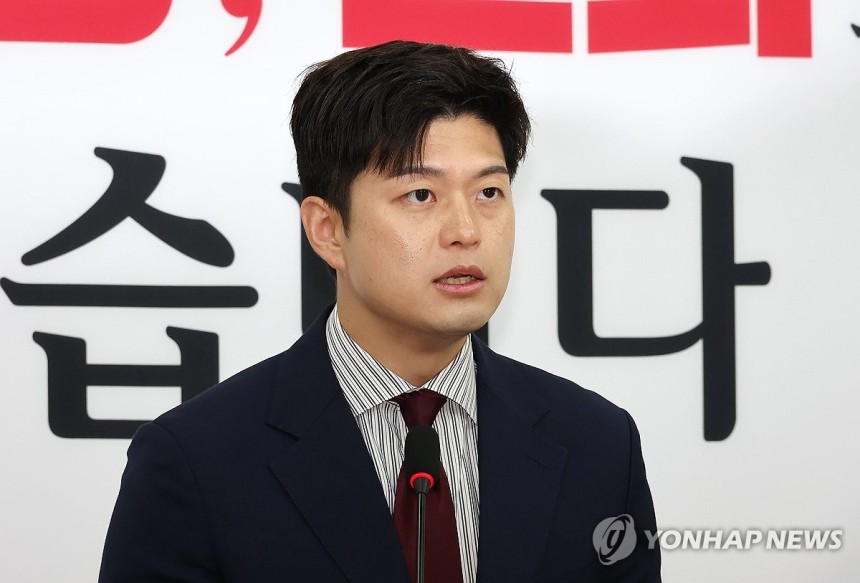 입장 발표하는 김용태 비대위원장
(서울=연합뉴스) 김주형 기자 = 국민의힘 김용태 비상대책위원장이 13일 국회에서 이재명 대통령의 불법 대북송금 의혹 재판과 관련해 입장 발표를 하고 있다. 2025.6.13 kjhp