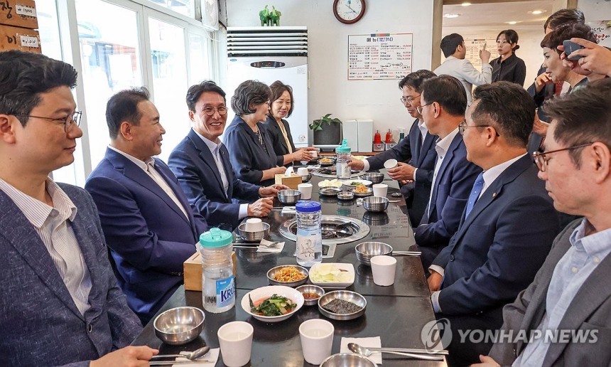 김민석 총리 후보자, "밥상물가 안정을 위해"
(서울=연합뉴스) 김민석 국무총리 후보자가 13일 서울 종로구 통의동 금융감독연수원에 마련된 청문회 준비단 사무실에서 밥상물가 안정을 위한 경청 간담회를 마친 뒤 인근 