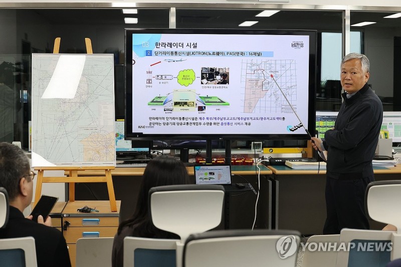 <b>한라레이더</b> 브리핑 나선 고철승 <b>제주</b>항공무선표지소장