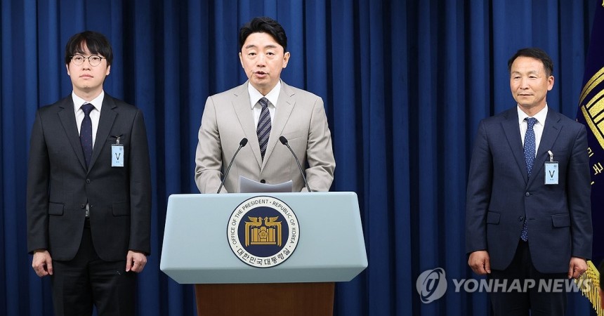 인선발표하는 대통령실비서실장
(서울=연합뉴스) 한상균 기자 = 강훈식 대통령비서실장이 15일 용산 대통령실에서 인선 발표를 하고 있다. 왼쪽부터 하정우 AI미래기획수석, 강 비서실장, 김현종 국가안보실 1차장. 20