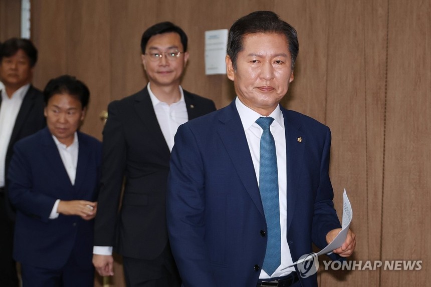 정청래, 당대표 선거 출마 선언
(서울=연합뉴스) 김주성 기자 = 더불어민주당 정청래 의원이 15일 서울 여의도 국회 소통관에서 당대표 선거 출마 의사를 밝히기 위해 기자회견장으로 들어서고 있다.2025.6.15 u