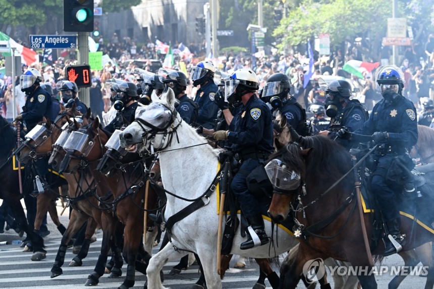 14일 LA 시위 현장에서 시위대 해산시키는 캘리포니아 고속도로순찰대
[AFP=연합뉴스. 재판매 및 DB 금지]