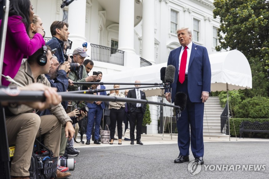 취재진과 문답하는 트럼프
[워싱턴 EPA=연합뉴스. 재판매 및 DB 금지]