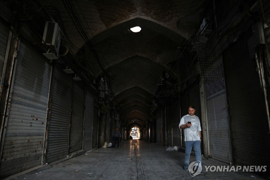 불 꺼진 테헤란 시내
(테헤란 WANA통신·로이터=연합뉴스) 15일(현지시간) 밤 문 닫은 테헤란 시내 상점들. 2025.06.16