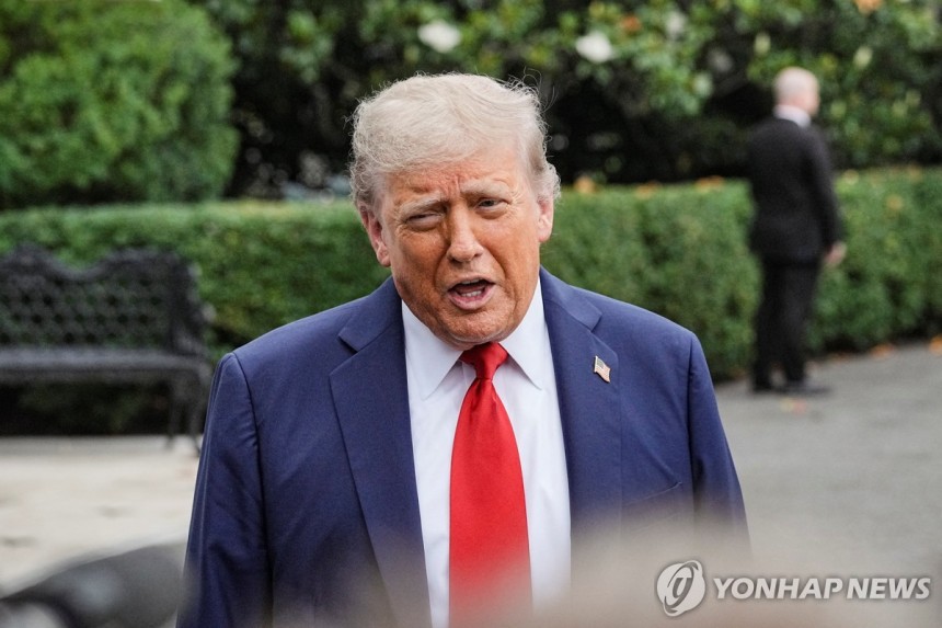 취재진과 문답하는 트럼프
[워싱턴 로이터=연합뉴스. 재판매 및 DB 금지]