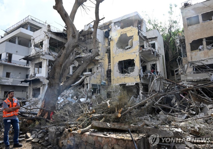 이란 미사일 맞은 이스라엘
(텔아비브 UPI=연합뉴스) 16일(현지시간) 이스라엘 중심도시 텔아비브의 이란 미사일 피해 지역. 2025.6.16 photo@yna.co.kr