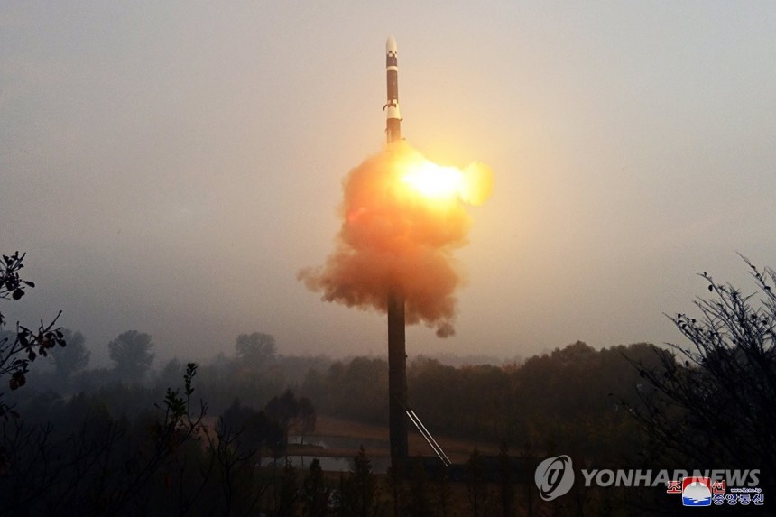 북한, 최신형 ICBM '화성포-19형' 시험발사 성공...김정은 참관
(평양 조선중앙통신=연합뉴스) 김정은 북한 국무위원장의 현지지도 아래 지난달 31일 아침 신형 대륙간탄도미사일(ICBM) '화성포-19형' 시험