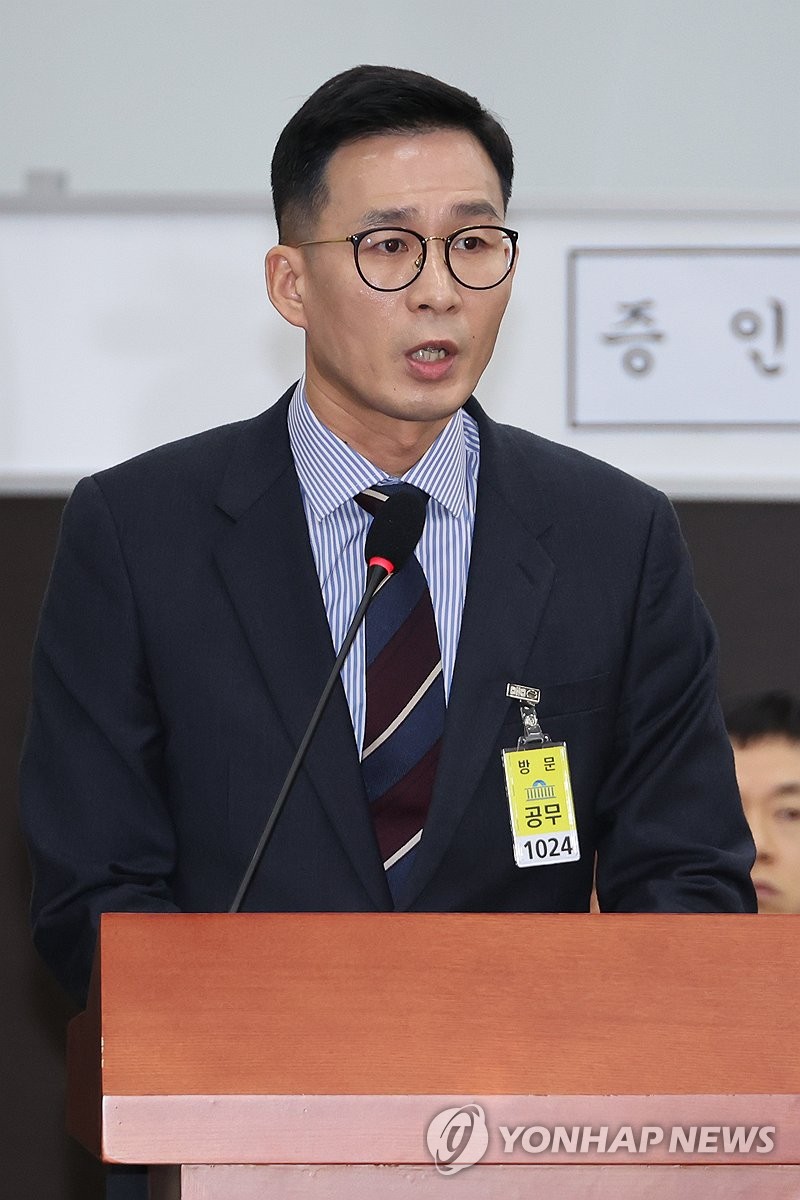 답변하는 김철진 군사보좌관
(서울=연합뉴스) 김주성 기자 = 김철진 국방부 군사보좌관이 21일 국회에서 열린 '윤석열 정부의 비상계엄 선포를 통한 내란 혐의 진상규명 국정조사 특별위원회' 전체회의에서 위원 질의에 답