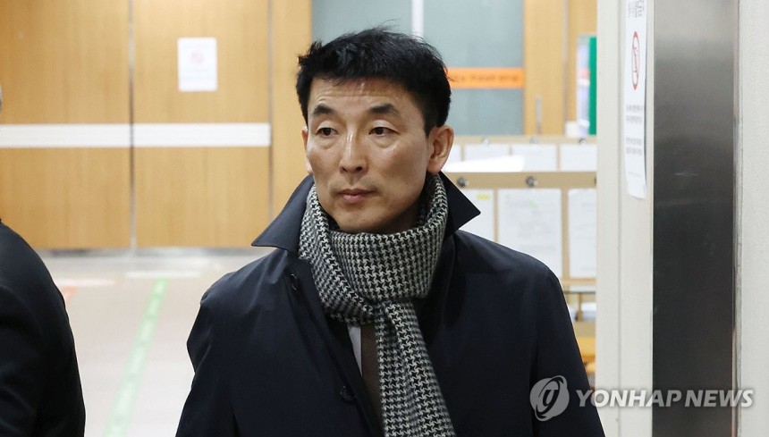 '내란 재판' 김용현ㆍ노상원 등 공판 시작
(서울=연합뉴스) 김인철 기자 = 12·3 비상계엄 사태에 가담한 혐의를 받는 군경 주요 인사들의 정식 재판이 시작된 17일 서울 서초구 서울중앙지방법원에서 김용현 전 국방