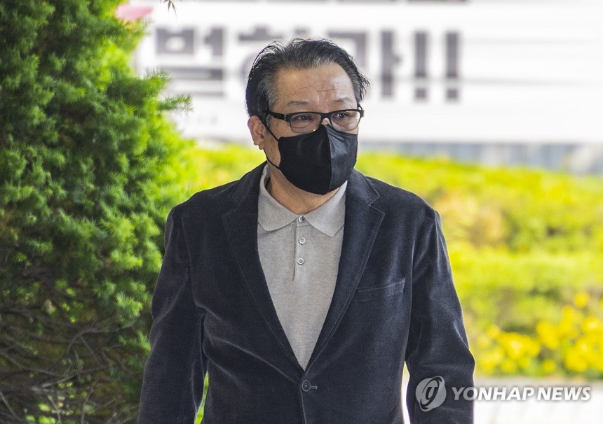 공판 출석하는 '건진법사' 전성배 씨
(서울=연합뉴스) 황광모 기자 = 2018년 지방선거 공천헌금 의혹 혐의를 받는 '건진법사' 전성배 씨가 12일 서울 양천구 서울남부지법에서 열린 1심 두 번째 공판에 출석하고 