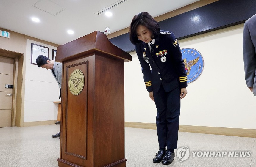 공식 사과하는 화성동탄경찰서장
(수원=연합뉴스) 권준우 기자 = 강은미 경기 화성동탄경찰서장이 지난달 28일 오후 경기 수원시 경기남부경찰청 제2회의실에서 이른바 '동탄 납치살인' 사건에 대해 공식 사과의 입장을 밝