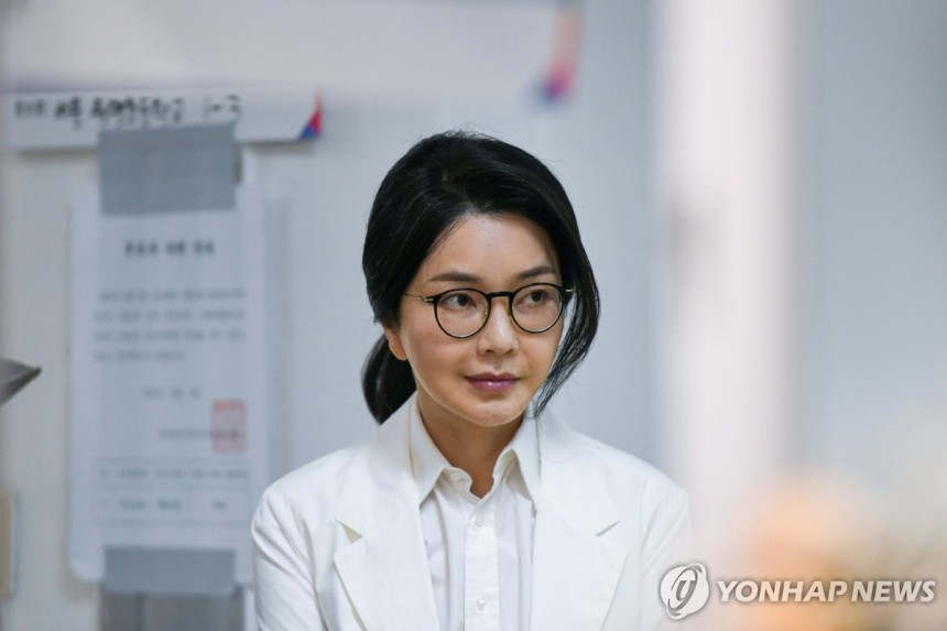 투표 순서 기다리는 김건희 여사
(서울=연합뉴스) 신현우 기자 = 윤석열 전 대통령 배우자 김건희 여사가 제21대 대통령 선거일인 3일 서울 서초구 원명초등학교에 마련된 서초4동제3투표소에서 투표하기 위해 줄을 서고