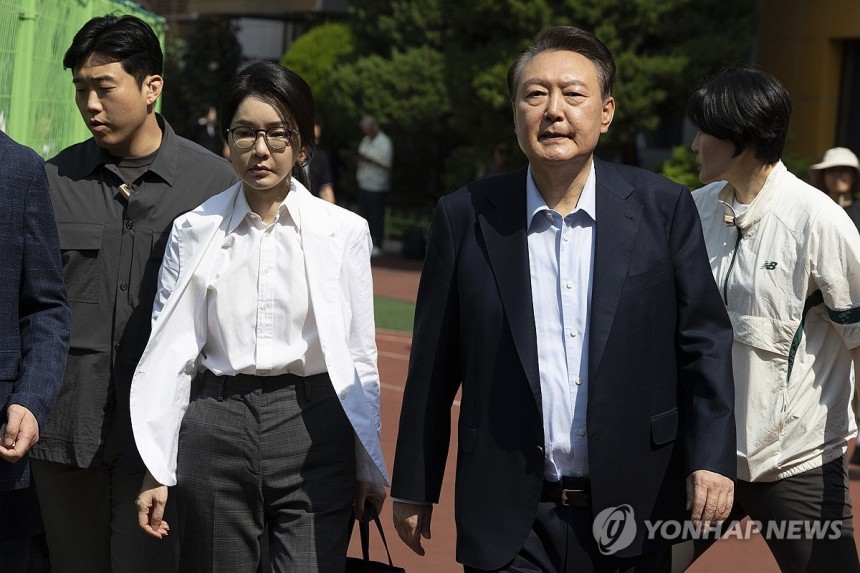 제21대 대통령 선거 투표 마친 윤석열 전 대통령 부부
(서울=연합뉴스) 신현우 기자 = 윤석열 전 대통령과 김건희 여사가 21대 대통령 선거일인 3일 서울 서초구 원명초등학교에 마련된 서초4동 제3투표소에서 투표를