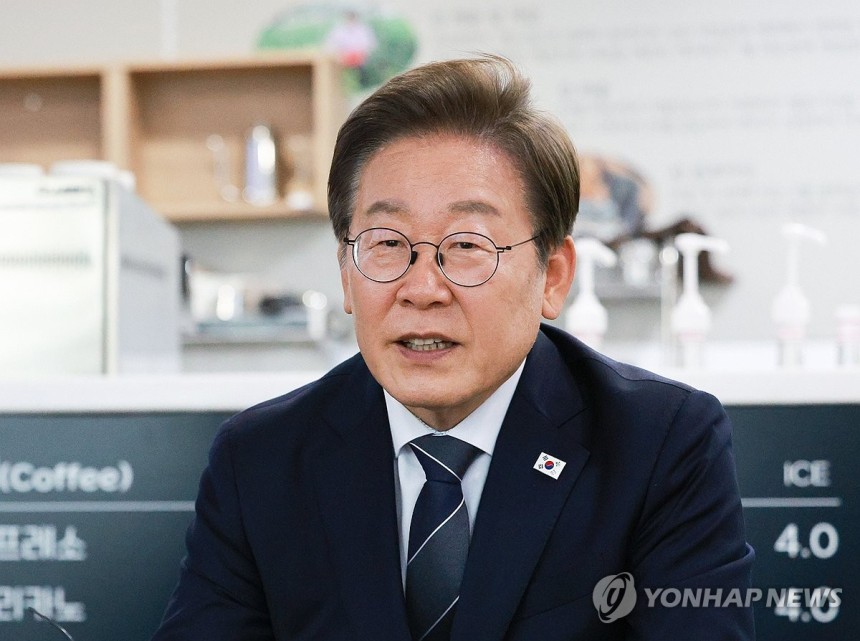 이재명 대통령, 접경지 주민 간담회
(파주=연합뉴스) 한상균 기자 = 이재명 대통령이 13일 경기도 파주시 장단면 행정복지센터에서 접경지 주민 간담회를 하고 있다. 2025.6.13 [대통령통신사진기자단] xyz@y