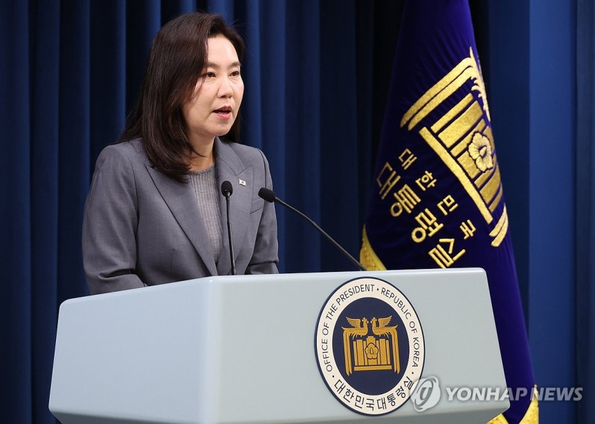 현안 설명하는 강유정 대변인
(서울=연합뉴스) 한상균 기자 = 강유정 대통령실 대변인이 16일 용산 대통령실에서 국민추천제 등 현안 관련 설명을 하고 있다. 2025.6.16 xyz@yna.co.kr