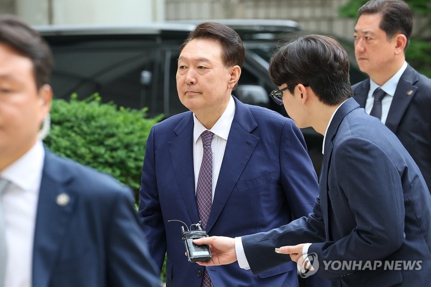 윤석열 전 대통령, 내란혐의 7차 공판 출석
(서울=연합뉴스) 윤석열 전 대통령이 16일 서울 서초구 서울중앙지방법원에서 열린 내란 우두머리 혐의·직권남용 권리행사 방해 혐의 사건 7차 공판에 출석하고 있다. 202