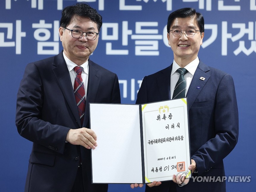국정기획위 오늘 출범, 정치행정분과장에 이해식 의원
(서울=연합뉴스) 김도훈 기자 = 국정기획위원회 이한주 위원장(왼쪽)이 16일 서울 종로구 정부서울청사 창성동 별관에서 열린 출범식에서 정치행정분과장을 맡은 더불어
