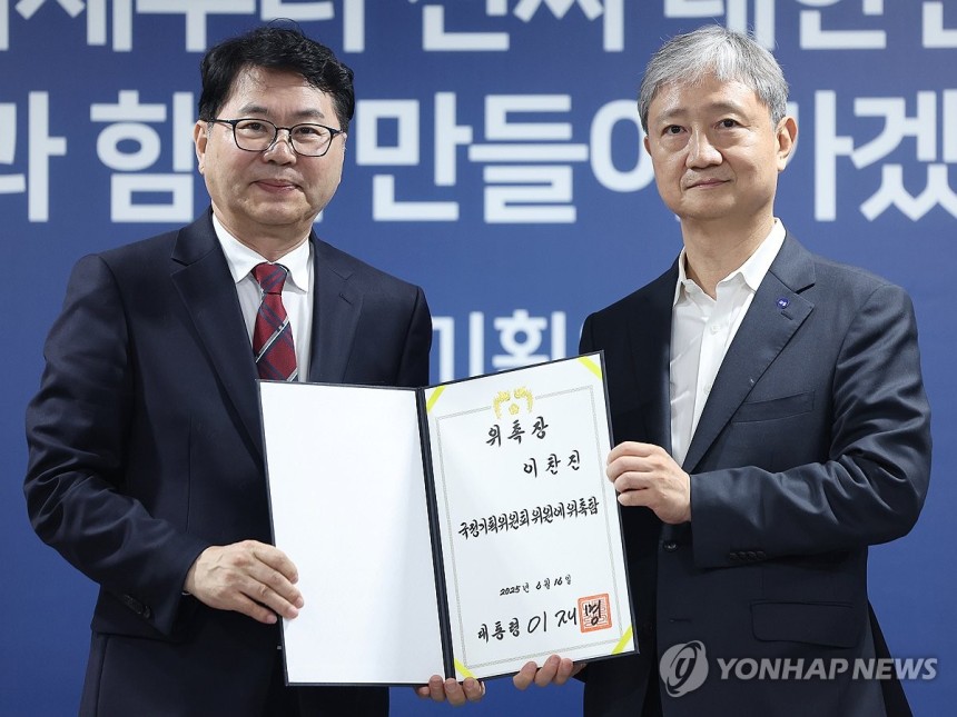 국정기획위 오늘 출범, 사회1분과장에 이찬진 변호사
(서울=연합뉴스) 김도훈 기자 = 국정기획위원회 이한주 위원장(왼쪽)이 16일 서울 종로구 정부서울청사 창성동 별관에서 열린 출범식에서 사회1분과장을 맡은 이찬진 