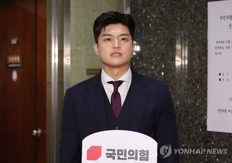 <b>김용태</b> "새 원내대표가 <b>개혁안</b> 당원 여론조사 해주면 <b>사퇴</b>"(종합)