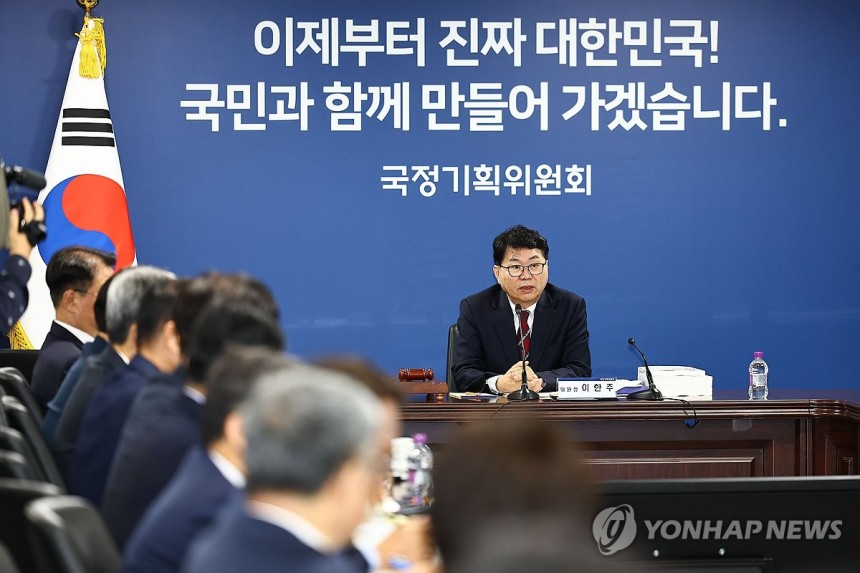 국정기획위원회 1차 전체회의, 발언하는 이한주 위원장
(서울=연합뉴스) 김도훈 기자 = 국정기획위원회 이한주 위원장이 16일 서울 종로구 정부서울청사 창성동 별관에서 열린 1차 전체 회의에서 발언하고 있다. 
   