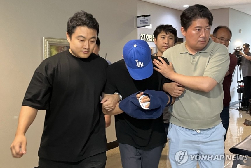 영장실질심사 마친 '안전조치 여성' 살해 피의자
(대구=연합뉴스) 황수빈 기자 = 스토킹하던 여성을 살해한 뒤 달아나 나흘 만에 붙잡힌 피의자가 16일 대구지법에서 열린 영장실질심사를 마친 뒤 법원을 나서고 있다. 