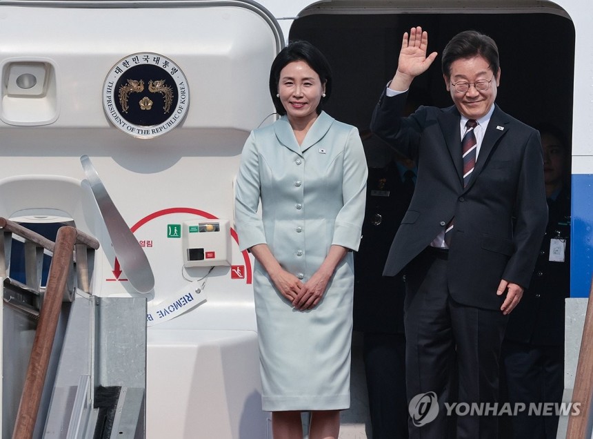 이재명 대통령 부부, '첫 순방' G7 정상회의 참석차 출국
(성남=연합뉴스) 김인철 기자 = 주요 7개국(G7) 정상회의에 참석하는 이재명 대통령이 김혜경 여사와 16일 성남 서울공항 공군 1호기에서 출국하기 전 