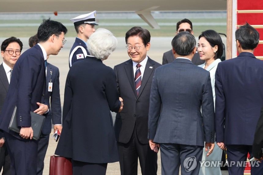 이재명 대통령, 주한캐나다대사와 인사
(성남=연합뉴스) 한상균 기자 = 주요 7개국(G7) 정상회의에 참석하는 이재명 대통령이 김혜경 여사와 16일 성남 서울공항 공군 1호기에 탑승하기 앞서 타마라 모휘니 주한캐나다