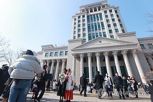 태국학과 합격생 모두 이과생이라니
     (서울=연합뉴스) 진연수 기자 = 14일 서울 한국외국어대 전기 학위수여식에서 졸업생들이 기념사진을 찍고 있다. 이 학교 태국학과의 정시 합격생 전원이 이과생으로 드러나는 