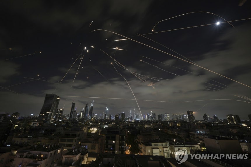 이스라엘 텔아비브 상공 [AP 연합뉴스 자료사진. 재판매 및 DB 금지]