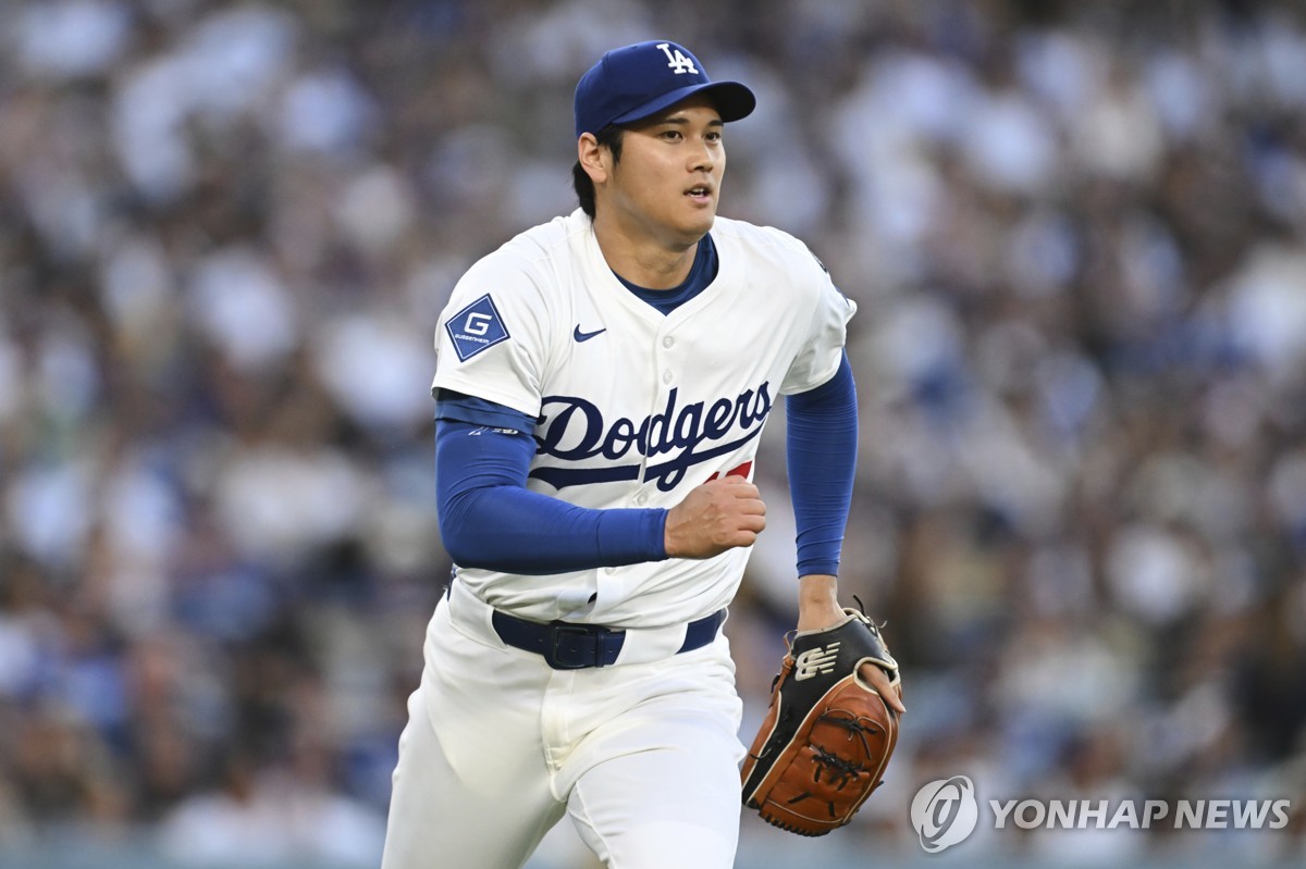 <b>오타니</b>, 663일 만에 투타겸업 재개…1이닝 1실점·최고 161(종합)