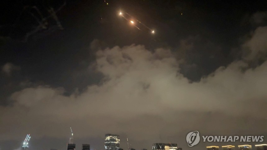 이스라엘 텔아비브 상공의 미사일 섬광 
[로이터=연합뉴스 자료사진. 재판매 및 DB 금지]